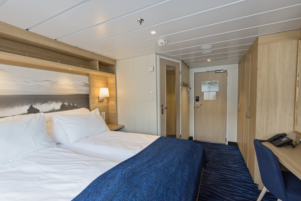 Hurtigruten MS Spitsbergen Artic Superior Houtside cabin for 2 travellers ii.jpg